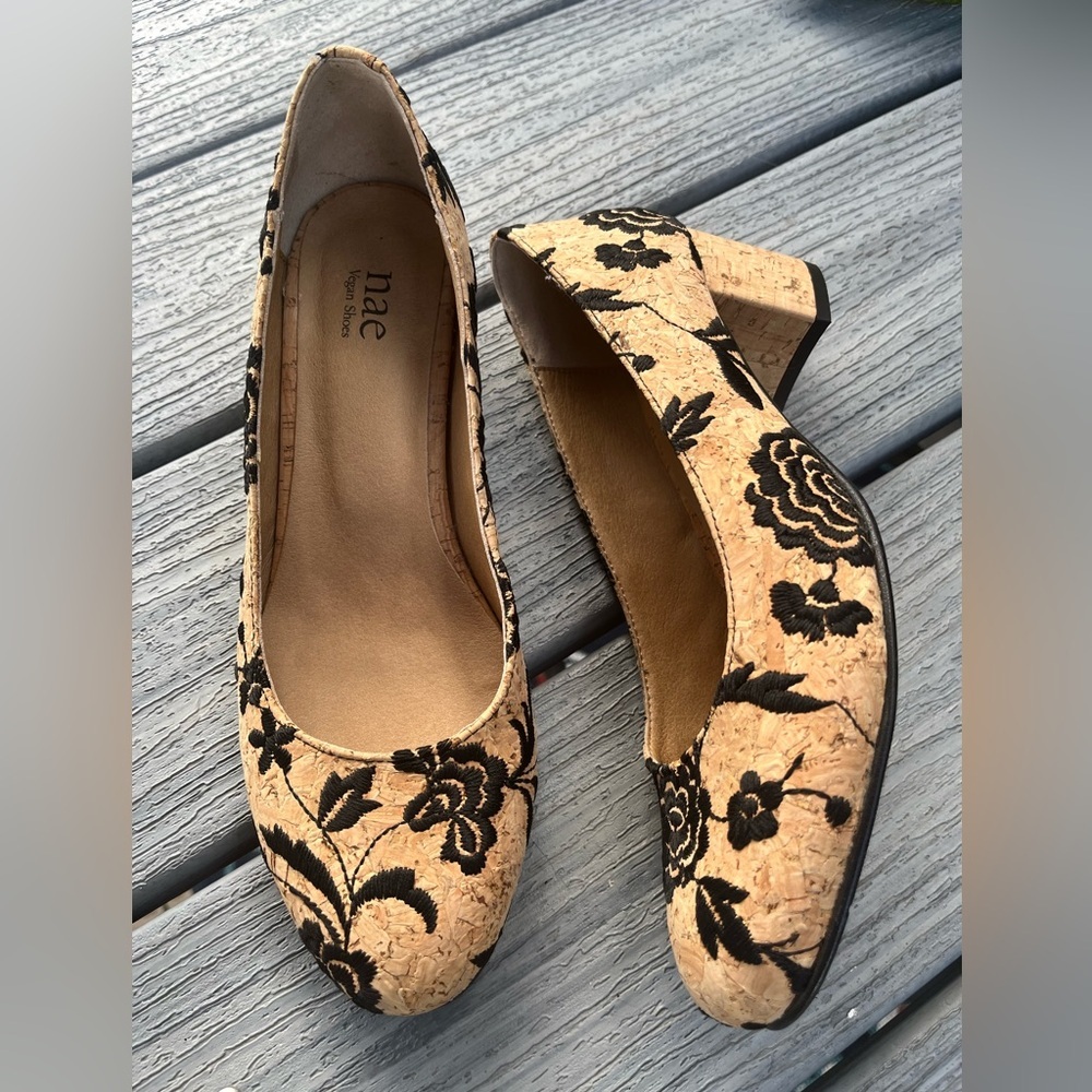 Nae Vegan Floral Print Beige Pumps  Block Heel Comfy Size 39/8.5